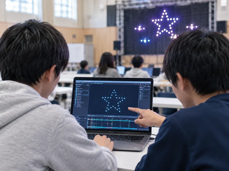 スタッフと画面を確認し、作品を仕上げる様子（イメージ）